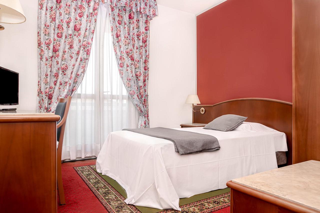 Hotel Poli Castelnovo di Sotto Bagian luar foto